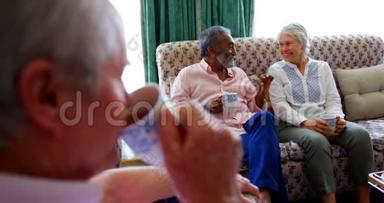 在<strong>养老院</strong>喝咖啡的活跃的高加索老人的特写镜头